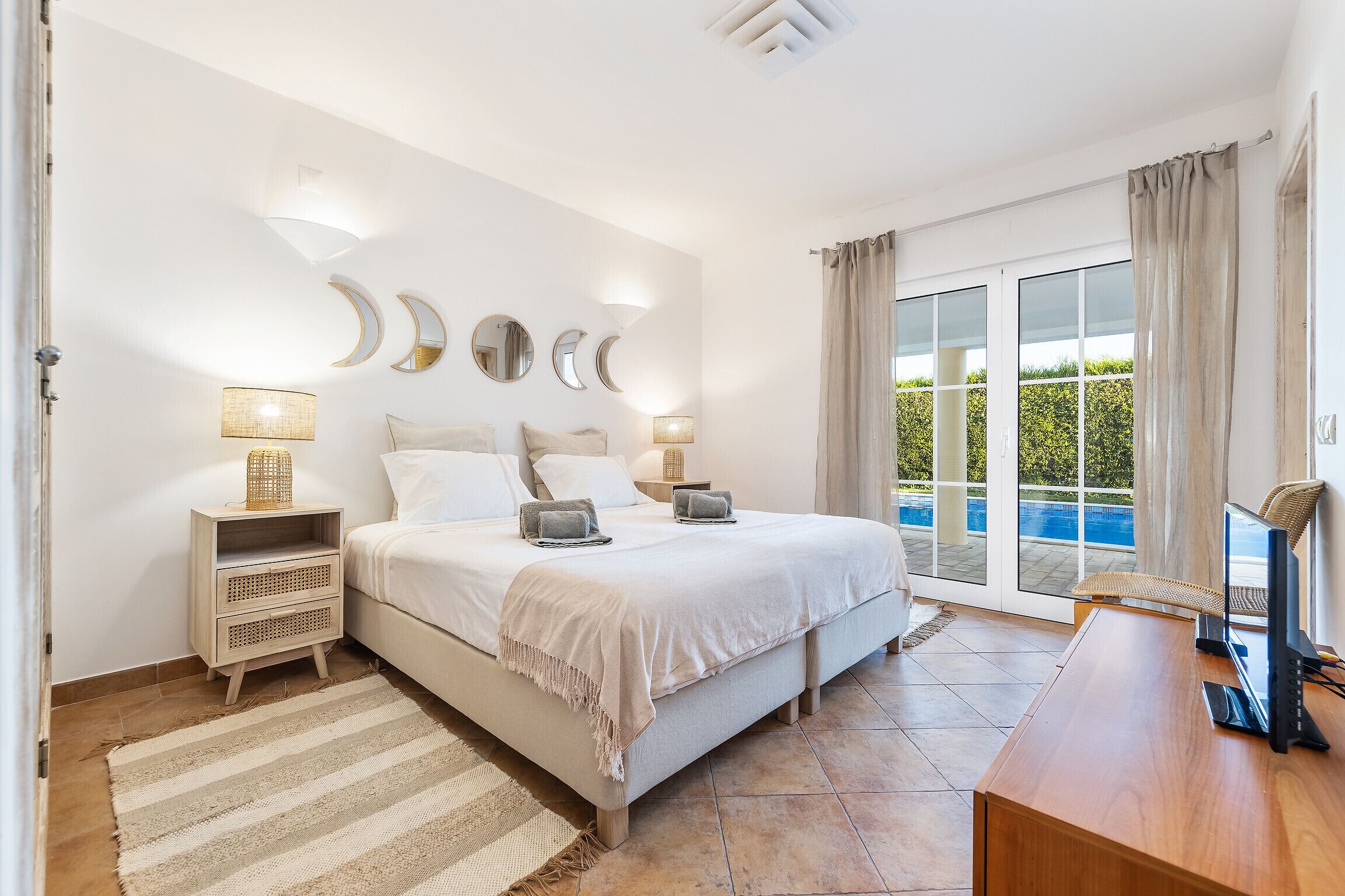 3 chambres, coffres-forts dans les chambres, fer et planche à repasser