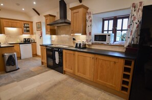 Private kitchen - The Cotswold Manor House, Exclusive Hot Tub, Games Barn, 70 acres of Parkland (Bampton)