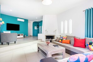 TV, fireplace, table tennis, books