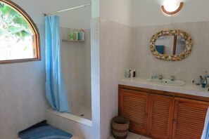 Baignoire, sèche-cheveux, serviettes fournies, savon