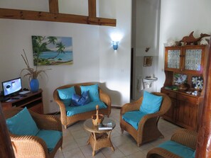 Fernseher, Bücher, Stereoanlage