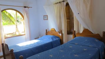2 chambres, coffres-forts dans les chambres, fer et planche à repasser