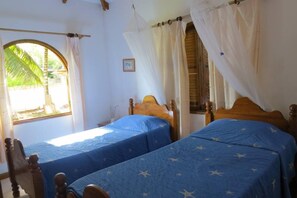 2 chambres, coffres-forts dans les chambres, fer et planche à repasser