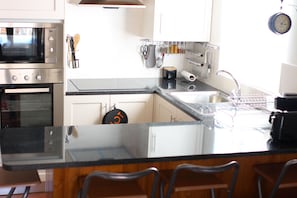 Geladeira, micro-ondas, fogão, cooktop