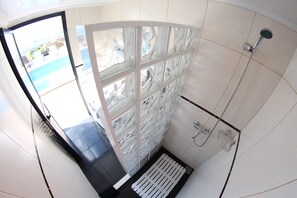 Dusche, Haartrockner, Handtücher, Seife