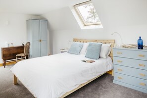 4 chambres, bureau, fer et planche à repasser, lit de bébé portatif