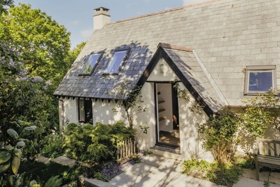 Contemporary cottage retreat in secluded valley near sea. Sleeps 8
