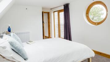 4 quartos, escrivaninha, ferros/tábuas de passar roupa, berço de viagem