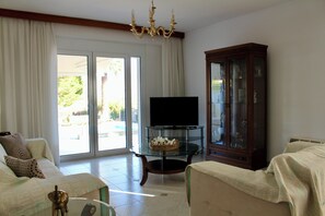 TV, fireplace, DVD player, books