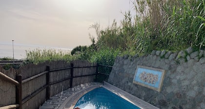 Talo allas 100 metrin päässä merestä, 500m päässä spa Poseidonin.