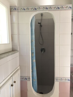 Douche, sĂšche-cheveux, bidet, serviettes fournies