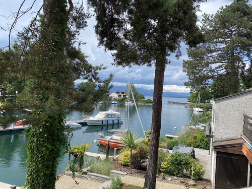 Maison les pieds dans l'eau avec place d'amarrage !