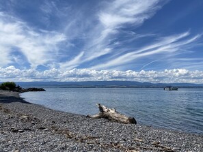 Plage à proximité, chaises longues