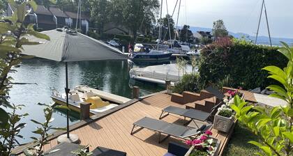 Maison pieds dans l'eau au bord du lac Léman avec place d'amarrage !