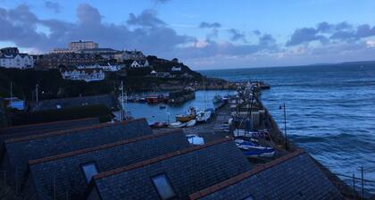 Cosy stone built barn conversion near the sea with rural Cornish views