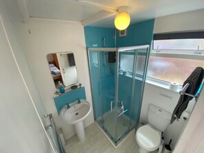 Douche, séchoir à cheveux, savon, papier de toilette