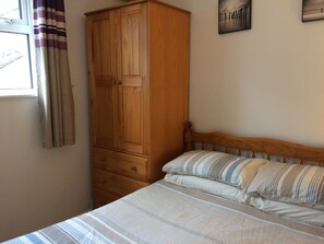 1 chambre, fer et planche à repasser, lit de bébé portatif