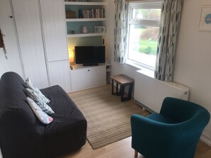 Smart TV, DVD player, books, video library - Cosy stone built barn conversion near the sea with rural Cornish views (Newquay)