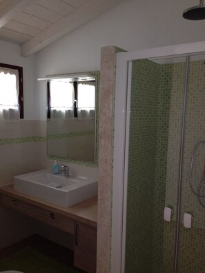 Dusche, Haartrockner, Bidet, Seife