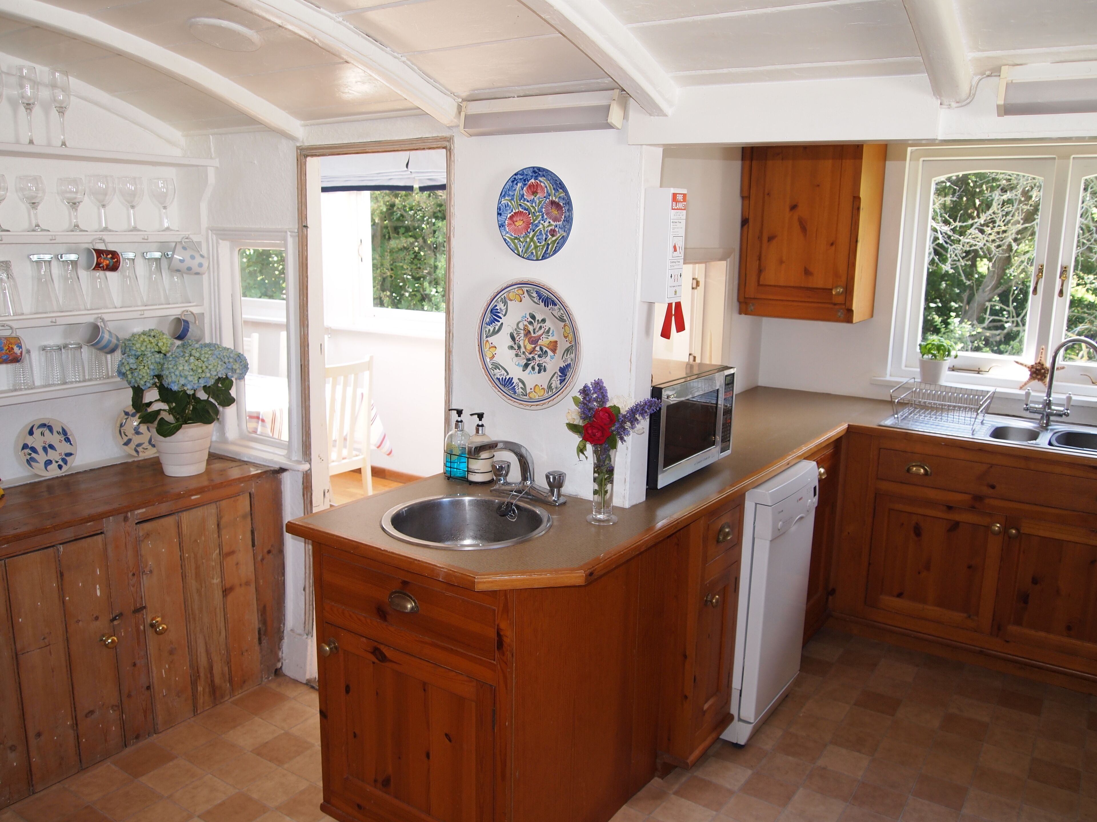 Mikrowelle, Geschirrspüler, Hochstuhl, Kochgeschirr/Geschirr/Besteck