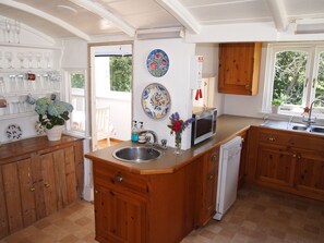 Mikrovågsugn, diskmaskin, barnstol och grytor/köksredskap