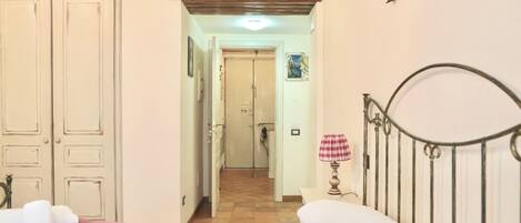 1 室のベッドルーム、アイロン / アイロン台、WiFi (無料)、ベッドシーツ