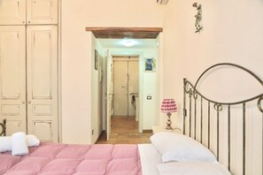 1 bedroom, iron/ironing board, free WiFi, bed sheets - [salernostays] Studio-apt by Duomo | Nonna Lella's (Salerno)