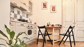 Kaffetrakter/tekoker, kjøleskap, mikrobølgeovn og ovn