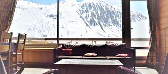 Ski-In Apartment - Breathtaking Mountain Views - Sauna, Home Theater, 12 Guests