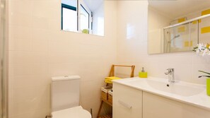 Shower, hair dryer, towels, shampoo - City Center - In the heart of old Lisbon (Castle/Alfama) (Lisboa)