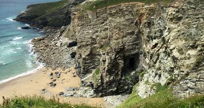 Cornishin loma-asunto Tintagelissa merinäköalalla, pysäköinti ja Wi-Fi