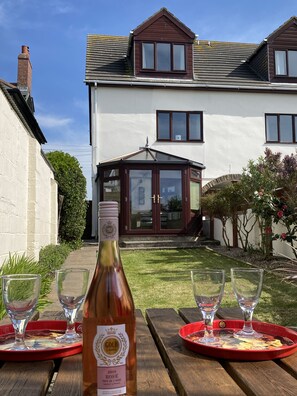 Outdoor dining - Cornish Holiday Home In Tintagel with views to the sea, parking and Wi-Fi (Tintagel)