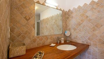 Baignoire, séchoir à cheveux, papier de toilette