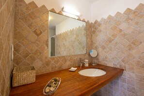 Baignoire, sèche-cheveux, papier toilette