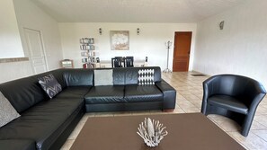 Télévision, lecteur de DVD, livres, chaîne hi-fi