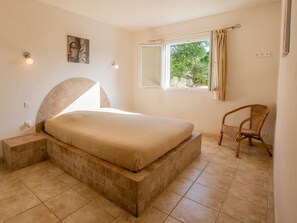5 bedrooms, in-room safe, iron/ironing board, travel cot