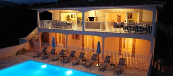 VERY QUIET SPACIOUS VILLA, SEA AND MOUNTAIN VIEWS, 500M FROM THE BEACH