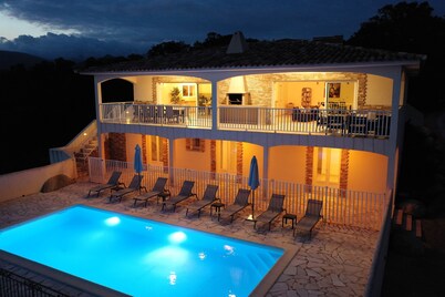 VERY QUIET SPACIOUS VILLA, SEA AND MOUNTAIN VIEWS, 500M FROM THE BEACH