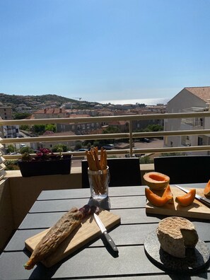 Outdoor dining - AIR-CONDITIONED T2 WITH SEA VIEW IN THE HEART OF PRORPRIANO, ON THE BEACH, 5 M FROM SHOPS (Propriano)