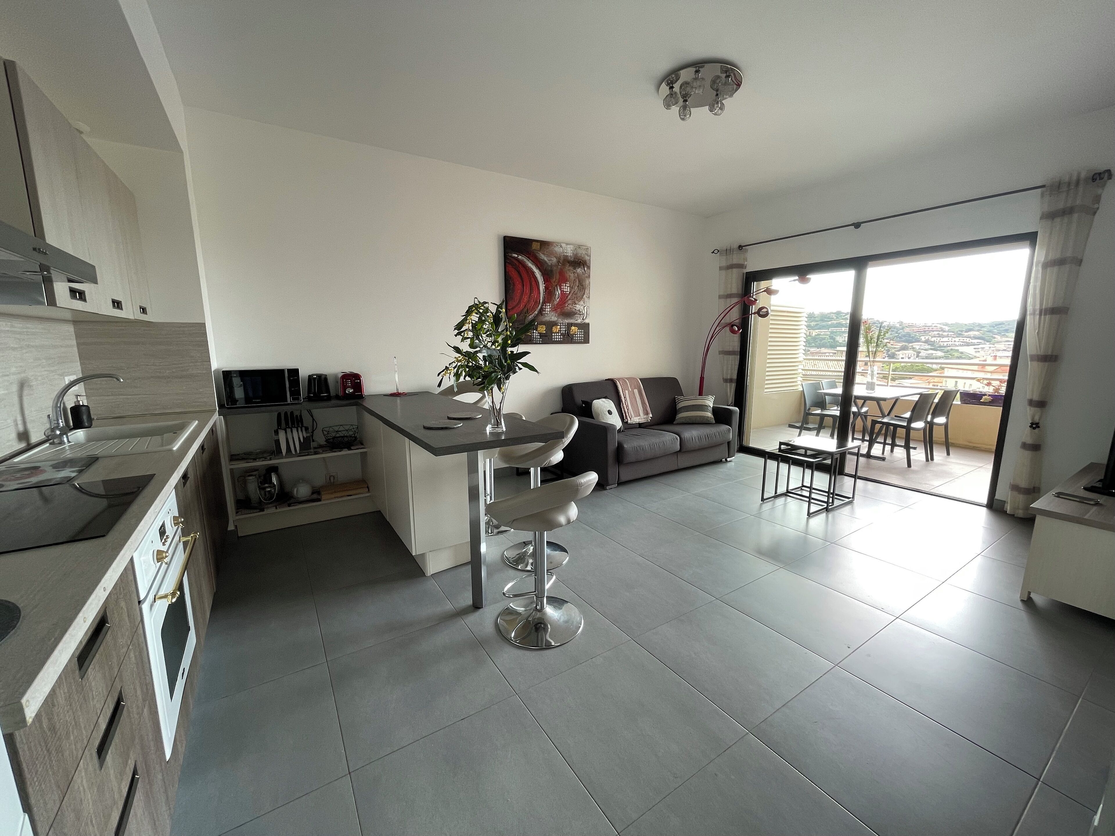 Réfrigérateur, micro-ondes, four, plaque de cuisson