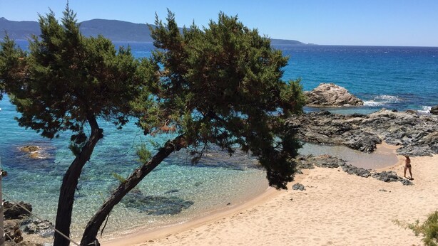 A beach with clear water, rocky shore, and a person walking. - AIR-CONDITIONED T2 WITH SEA VIEW IN THE HEART OF PRORPRIANO, ON THE BEACH, 5 M FROM SHOPS (Propriano)