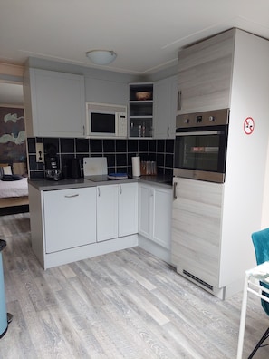 Een koelkast, een microgolfoven, een oven, een kookplaat