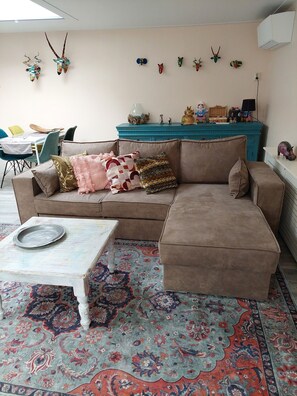 TV - JaBaKi Child-friendly garden house (Hoofddorp)