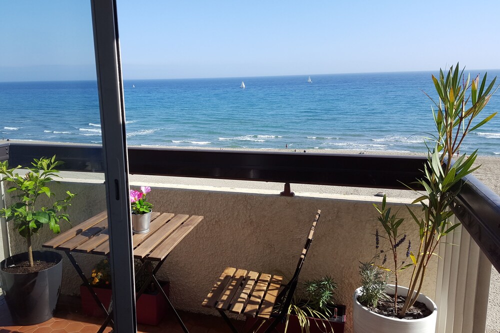 The sea view the sun of a beautiful holiday in the bellevue in canet