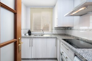 Kühlschrank, Mikrowelle, Ofen, Wasserkocher mit Kaffee-/Teezubehör