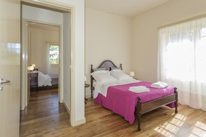 5 bedrooms, iron/ironing board, WiFi, bed sheets - Family Villa in Charming Avenue - Ponta Delgada Center (Ponta Delgada)