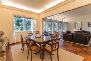 Dining - Family Villa in Charming Avenue - Ponta Delgada Center (Ponta Delgada)