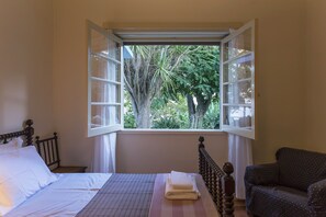 5 bedrooms, iron/ironing board, WiFi, bed sheets - Family Villa in Charming Avenue - Ponta Delgada Center (Ponta Delgada)