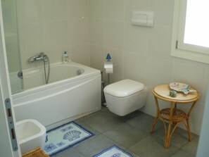 Duschwanne, Haartrockner, Bidet