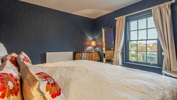 3 bedrooms, iron/ironing board, internet, bed sheets